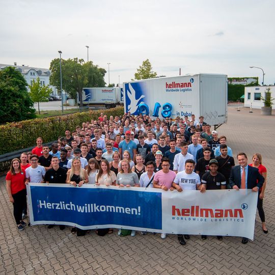 Deutschlandweit starten heuer 185 Auszubildende aus 14 Nationen bei Hellmann Worldwide Logistics ins Berufsleben – Rekord in der 147-jährigen Firmengeschichte. Deutschlandweit starten heuer 185 Auszubildende aus 14 Nationen bei Hellmann Worldwide Logistics ins Berufsleben – Rekord in der 147-jährigen Firmengeschichte.