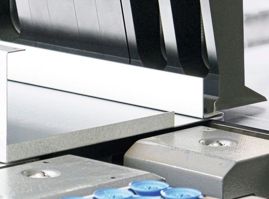 Für große Blechteile ist oft das Schwenkbiegen das Verfahren der Wahl. Für große Blechteile ist oft das Schwenkbiegen das Verfahren der Wahl.