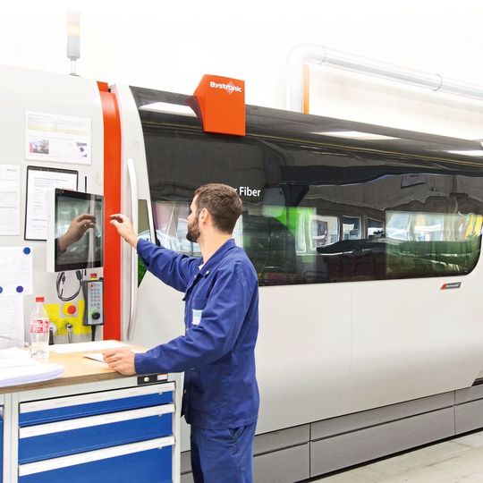 Zentrales Element der Smart Factory: An der vollständig automatisierten Laserschneidmaschine ByStar Fiber mit Portallader startet der Bediener über einen Touch-Screen die vom Produktionsplanungssystem vorgegebenen Fertigungsaufträge Zentrales Element der Smart Factory: An der vollständig automatisierten Laserschneidmaschine ByStar Fiber mit Portallader startet der Bediener über einen Touch-Screen die vom Produktionsplanungssystem vorgegebenen Fertigungsaufträge