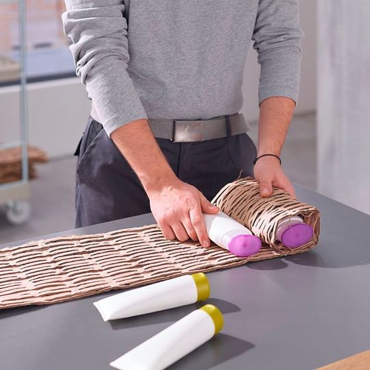 Mit der Verpackungspolstermaschine HSM ProfiPack P425 hergestelltes Material eignet sich für den universellen Einsatz. Mit der Verpackungspolstermaschine HSM ProfiPack P425 hergestelltes Material eignet sich für den universellen Einsatz.
