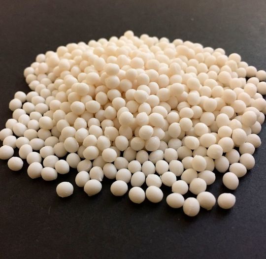 Als hochreaktive Chemikalien sind Peroxide laut Polyvel Europe aus der Polymer Verarbeitenden Industrie nicht mehr wegzudenken. Durch die Beimischung zu Recycling-Polyethylen ließe sich der Melt Flow Index (MFI) absenken, damit die gewünschten niedrigviskosen Fließeigenschaften für die Folienextrusion, das Blasformen und das Extrusionsblasformen erreicht werden können. Fakuma Halle B4 Stand 4502. Als hochreaktive Chemikalien sind Peroxide laut Polyvel Europe aus der Polymer Verarbeitenden Industrie nicht mehr wegzudenken. Durch die Beimischung zu Recycling-Polyethylen ließe sich der Melt Flow Index (MFI) absenken, damit die gewünschten niedrigviskosen Fließeigenschaften für die Folienextrusion, das Blasformen und das Extrusionsblasformen erreicht werden können. Fakuma Halle B4 Stand 4502.