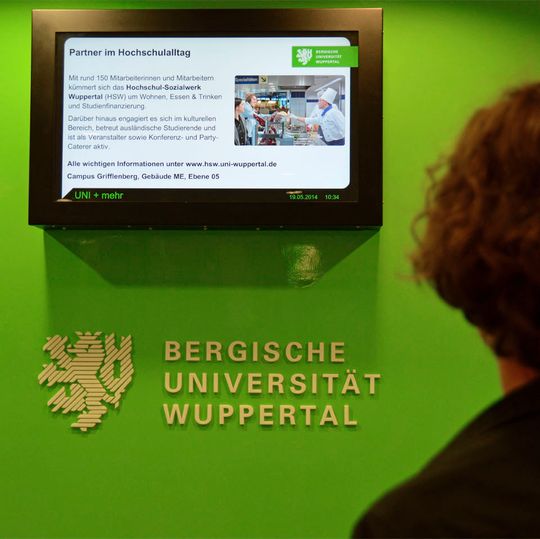 In der Bergischen Universität Wuppertal kommen Digital-Signage-Lösungen an vielen Stellen zum Einsatz. In der Bergischen Universität Wuppertal kommen Digital-Signage-Lösungen an vielen Stellen zum Einsatz.