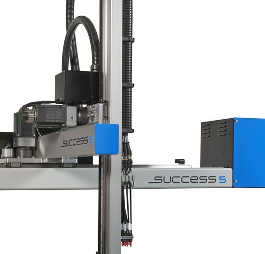 Der Success-5-Roboter, der neueste und kleinste Vertreter in der Success-Baureihe von Sepro, wird auf einer 100-t-Sumitomo Demag Spritzgießmaschine auf dem Sepro-Fakuma-Stand gezeigt. Halle A1 am Stand 1203. Der Success-5-Roboter, der neueste und kleinste Vertreter in der Success-Baureihe von Sepro, wird auf einer 100-t-Sumitomo Demag Spritzgießmaschine auf dem Sepro-Fakuma-Stand gezeigt. Halle A1 am Stand 1203.