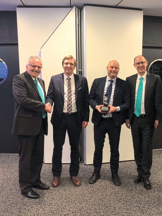 De gauche à droite : Thomas Haller, directeur des ventes Eichenberger, Anders Jacobson, directeur général, Aratron, Jens Sjöström, directeur des ventes, Aratron, Hansruedi Hager, président-directeur général, Eichenberger. De gauche à droite : Thomas Haller, directeur des ventes Eichenberger, Anders Jacobson, directeur général, Aratron, Jens Sjöström, directeur des ventes, Aratron, Hansruedi Hager, président-directeur général, Eichenberger.