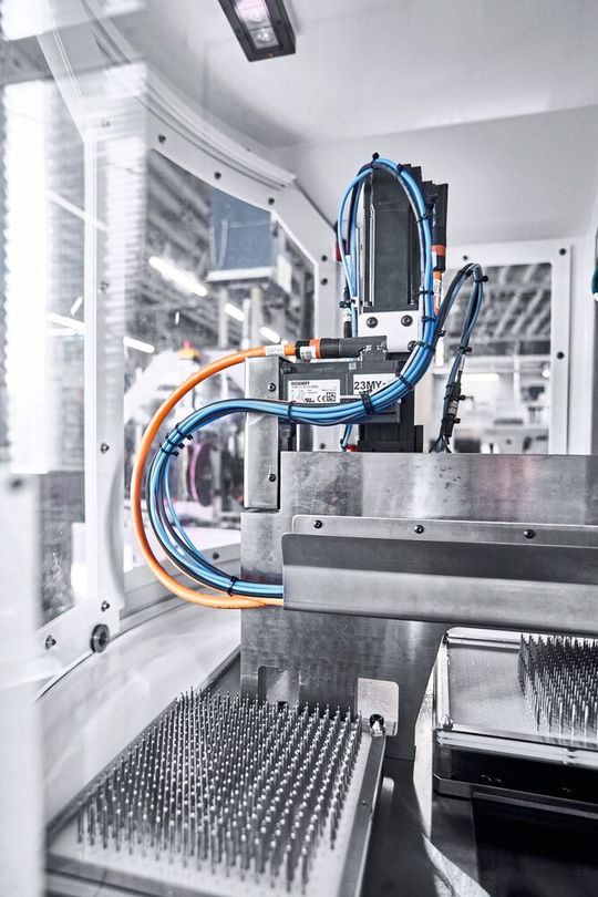 La technologie à un seul câble des servomoteurs AM8100 réduit le câblage et les connecteurs nécessaires ainsi que le temps et l’espace requis pour l'installation. La technologie à un seul câble des servomoteurs AM8100 réduit le câblage et les connecteurs nécessaires ainsi que le temps et l’espace requis pour l'installation.