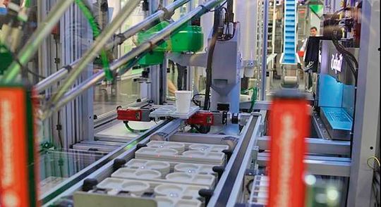 Le RoboBar de Schneider Electric mixe les cocktails grâce à EcoStruxure. Le RoboBar de Schneider Electric mixe les cocktails grâce à EcoStruxure.