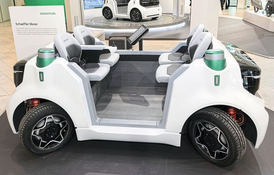 Eine besondere Rolle kommt in dem neuen Joint Venture dem „Schaeffler Mover“ zu: Das kleine und wendige Fahrzeugkonzept ist rein elektrisch betrieben und kann – mit verschiedenen Aufbauten versehen – in urbanen Räumen für flexible Transportaufgaben eingesetzt werden.