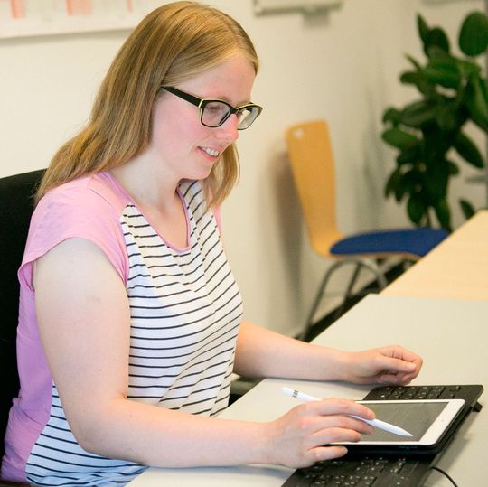 Doktorandin Theresa Bettmann arbeitet bei Ihrer Forschung zum IoT-Sicherheitskonzept beinahe ausschließlich mit ihrem Tablet. Doktorandin Theresa Bettmann arbeitet bei Ihrer Forschung zum IoT-Sicherheitskonzept beinahe ausschließlich mit ihrem Tablet.