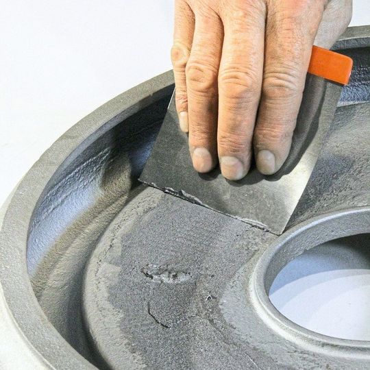Mit dem Zweikomponenten-Reaktionsharzsystem Ultrametal lassen sich Reparaturen an Metallteilen aus Aluminium, Bronze, Stahl und Eisen ausführen. Mit dem Zweikomponenten-Reaktionsharzsystem Ultrametal lassen sich Reparaturen an Metallteilen aus Aluminium, Bronze, Stahl und Eisen ausführen.
