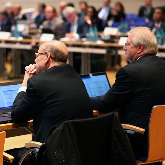 Weltweit arbeiten Normungs-Experten daran, Ethik in autonome und intelligente Systeme fest zu verankern. Weltweit arbeiten Normungs-Experten daran, Ethik in autonome und intelligente Systeme fest zu verankern.