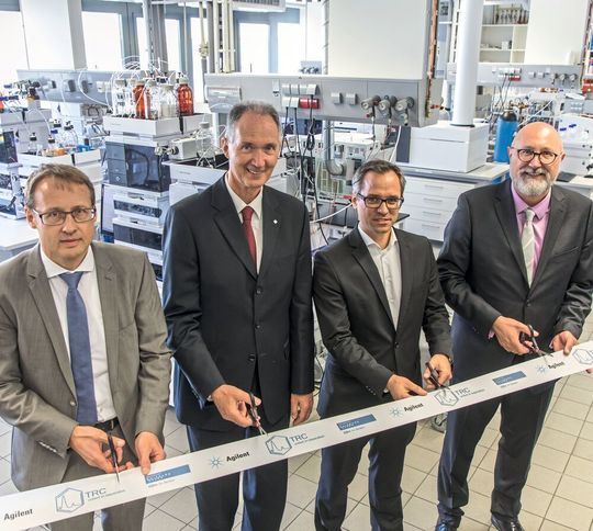 Abb. 1 V.l.n.r.: Dr. Stefan Schütte, Agilent Technologies, Prof. Dr. Ulrich Radtke, Prof. Dr. Malte Behrens und Initiator Prof. Dr. Oliver J. Schmitz, Universität Duisburg-Essen (UDE) bei der feierlichen Eröffnung des neuen Teaching and Research Center for Separation (TRC) Abb. 1 V.l.n.r.: Dr. Stefan Schütte, Agilent Technologies, Prof. Dr. Ulrich Radtke, Prof. Dr. Malte Behrens und Initiator Prof. Dr. Oliver J. Schmitz, Universität Duisburg-Essen (UDE) bei der feierlichen Eröffnung des neuen Teaching and Research Center for Separation (TRC)