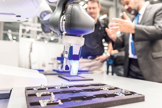 Cette année Sindex 2018 à pour devise : « Bienvenue dans l’avenir numérique ». La robotique, l'intelligence artificielle, la réalité augmentée et virtuelle y auront une place centrale. Cette année Sindex 2018 à pour devise : « Bienvenue dans l’avenir numérique ». La robotique, l'intelligence artificielle, la réalité augmentée et virtuelle y auront une place centrale.