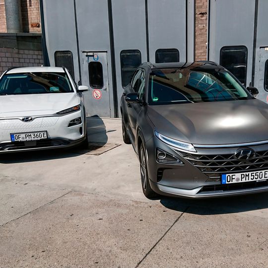 Hyundai hat mit dem Kona Elektro (li.) und dem Nexo jetzt zwei elektrisch angetriebene SUVs im Programm - allerdings mit unterschiedlichen Konzepten. Hyundai hat mit dem Kona Elektro (li.) und dem Nexo jetzt zwei elektrisch angetriebene SUVs im Programm - allerdings mit unterschiedlichen Konzepten.