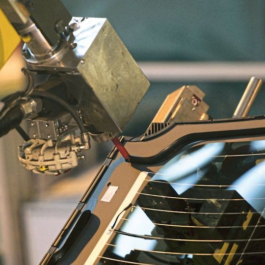 Bild 1: Ein seit Jahrzehnten etablierter Prozess: Die eingeklebte Scheibe hat einen entscheidenden Anteil an der Gesamtsteifigkeit eines Fahrzeugs Bild 1: Ein seit Jahrzehnten etablierter Prozess: Die eingeklebte Scheibe hat einen entscheidenden Anteil an der Gesamtsteifigkeit eines Fahrzeugs