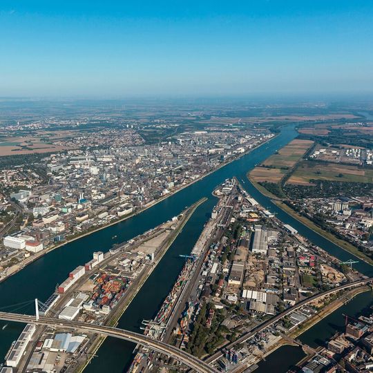 Die anhaltende Hitze macht der Natur zu schaffen und hat auch Auswirkungen auf den Betrieb der BASF am Standort Ludwigshafen. Die anhaltende Hitze macht der Natur zu schaffen und hat auch Auswirkungen auf den Betrieb der BASF am Standort Ludwigshafen.