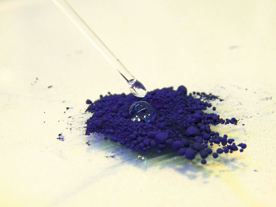 Der Farbstoff Indigo ist bei Raumtemperatur vollständig wasserabweisend. Ein aufgebrachter Tropfen Wasser perlt einfach ab. Der Farbstoff Indigo ist bei Raumtemperatur vollständig wasserabweisend. Ein aufgebrachter Tropfen Wasser perlt einfach ab.