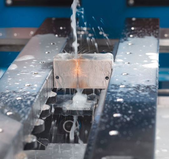 Knuths Drahterodieranlage Neospark 500 bei der üblichen Arbeit. Das Frankfurter Unternehmen Continental Engineering Services setzt seit einiger Zeit aber auf das mit der Anlage mögliche High-Speed-Wire EDM, um additiv gefertigte Metallteile von ihrer Grundplatte sauber und präzise zu trennen. Das schaffe das System besser als eine Säge. Knuth ist außerdem AMB-Aussteller in Halle 6 am Stand C37. Knuths Drahterodieranlage Neospark 500 bei der üblichen Arbeit. Das Frankfurter Unternehmen Continental Engineering Services setzt seit einiger Zeit aber auf das mit der Anlage mögliche High-Speed-Wire EDM, um additiv gefertigte Metallteile von ihrer Grundplatte sauber und präzise zu trennen. Das schaffe das System besser als eine Säge. Knuth ist außerdem AMB-Aussteller in Halle 6 am Stand C37.