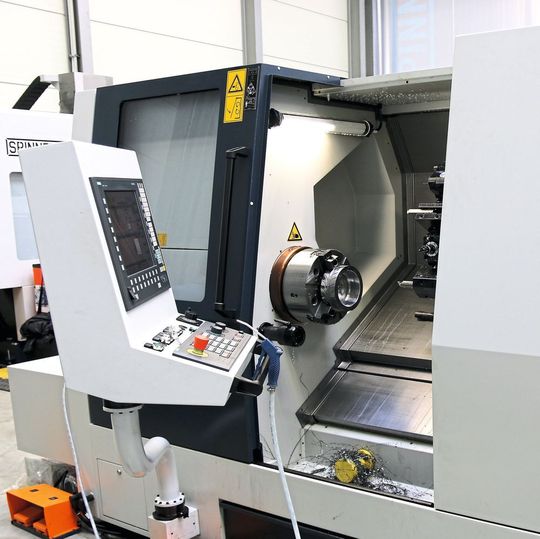 Auf der CNC-Universaldrehmaschine TC800 können Anwender Drehteile mit Durchmessern bis 800 mm und Längen bis 1500 mm fertigen. Auf der CNC-Universaldrehmaschine TC800 können Anwender Drehteile mit Durchmessern bis 800 mm und Längen bis 1500 mm fertigen.
