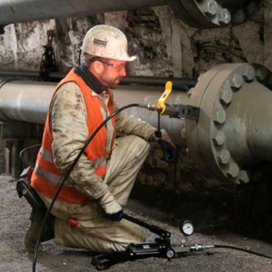 700 bar Druck aus der Handpumpe verwandelt ein neuartiger Flanschspreizer in 14 t Spaltkraft zum Trennen und Ausrichten von Rohrleitungen. „Damit können wir Arbeiten an unseren Rohren mit Festflanschverbindung schneller und sicherer ausführen“, sagt Markus Schneider von der Schachtanlage Auguste Victoria. 700 bar Druck aus der Handpumpe verwandelt ein neuartiger Flanschspreizer in 14 t Spaltkraft zum Trennen und Ausrichten von Rohrleitungen. „Damit können wir Arbeiten an unseren Rohren mit Festflanschverbindung schneller und sicherer ausführen“, sagt Markus Schneider von der Schachtanlage Auguste Victoria.