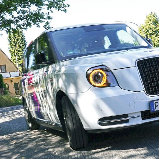 In Hamburg setzt der Shuttledienst-Anbieter Ioki auf die emissionsfreien London Taxis. In Hamburg setzt der Shuttledienst-Anbieter Ioki auf die emissionsfreien London Taxis.