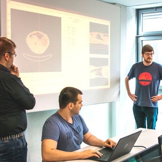 Beim Probelauf des optimierten Computerprogramms DICOM-Analyser: (v. l.) Tobias Steinmetzer, Igor Nesterow und Nico Gerhardt Beim Probelauf des optimierten Computerprogramms DICOM-Analyser: (v. l.) Tobias Steinmetzer, Igor Nesterow und Nico Gerhardt