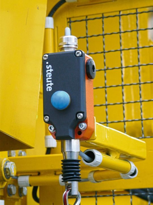 Bei Einrichtarbeiten am Bohrkopf bei geöffneter Schutztür ermöglicht der Seilzug-Notschalter ZS 71 das Auslösen der Not-Stopp-Funktion.