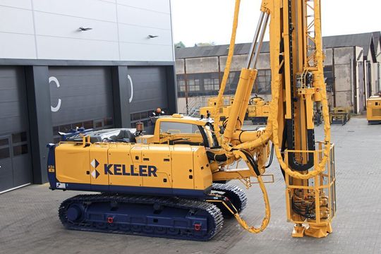 KGS Keller entwickelt und fertigt hochwertige Bohrgeräte für den eigenen Bedarf. Vorn rechts ist der Bohrkopf zu sehen, an dem der Seilzug-Notschalter angebracht ist.