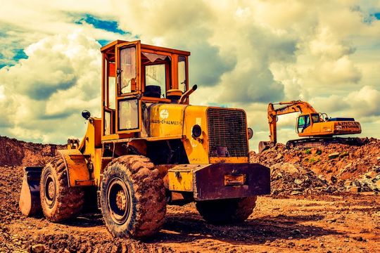 Schaltgeräte und Sensoren, die an mobilen Arbeitsmaschinen eingesetzt werden, arbeiten oft unter Extrembedingungen – ein Fall für extreme Komponenten. Schaltgeräte und Sensoren, die an mobilen Arbeitsmaschinen eingesetzt werden, arbeiten oft unter Extrembedingungen – ein Fall für extreme Komponenten.