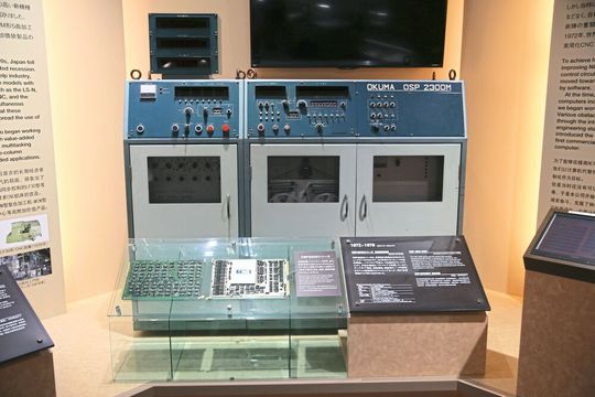 Eine der ersten computerisierten NC-Steuerungen von Okuma. Eine der ersten computerisierten NC-Steuerungen von Okuma.