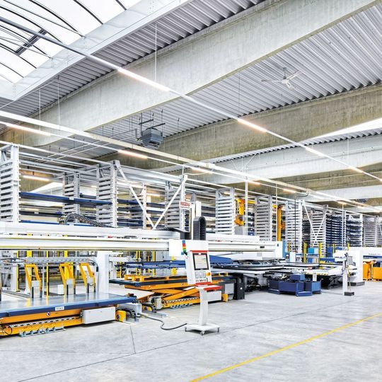 Blick in die Fertigungshalle von Hauser: Im Mittleren Bereich sind die Stanzmaschinen, die die erste Station in der Bearbeitung des Rohmaterials darstellen, aufgestellt. Die Produktionshalle des Blechlagersystems mit der Blechbearbeitungslinie wurde eigens für diesen Zweck erbaut. Blick in die Fertigungshalle von Hauser: Im Mittleren Bereich sind die Stanzmaschinen, die die erste Station in der Bearbeitung des Rohmaterials darstellen, aufgestellt. Die Produktionshalle des Blechlagersystems mit der Blechbearbeitungslinie wurde eigens für diesen Zweck erbaut.