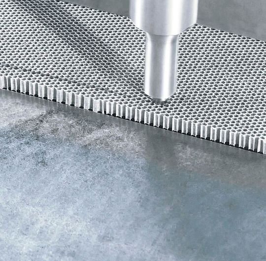 Neu entwickelt wurden VHM-Klingen von Hufschmied in Kooperation mit der Karlsbader Weber Ultrasonics AG. Anwender können diese Klingen als Set mit den jeweils exakt angepassten Sonotrans-Systemen in ihren Werkzeugmaschinen zum präzisen Schneiden von Folien, Geweben und, wie hier auf dem Bild, für Honeycomb-Materialien nutzen. Neu entwickelt wurden VHM-Klingen von Hufschmied in Kooperation mit der Karlsbader Weber Ultrasonics AG. Anwender können diese Klingen als Set mit den jeweils exakt angepassten Sonotrans-Systemen in ihren Werkzeugmaschinen zum präzisen Schneiden von Folien, Geweben und, wie hier auf dem Bild, für Honeycomb-Materialien nutzen.