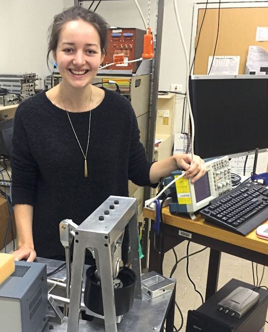 Laura Martens, Absolventin der FH Münster, hat für ihre Bachelorarbeit im Kniesimulator-Labor der University of New South Wales Canberra umfangreiche Messungen durchgeführt. Laura Martens, Absolventin der FH Münster, hat für ihre Bachelorarbeit im Kniesimulator-Labor der University of New South Wales Canberra umfangreiche Messungen durchgeführt.