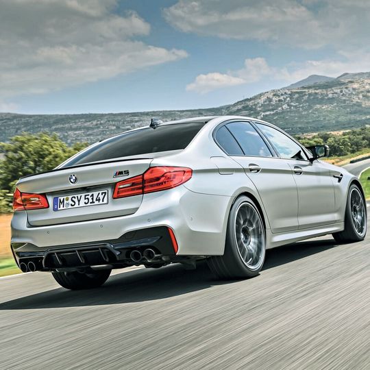 Der BMW M5 Competition hat noch einmal 25 PS mehr als die Basisvariante des M5. Der BMW M5 Competition hat noch einmal 25 PS mehr als die Basisvariante des M5.