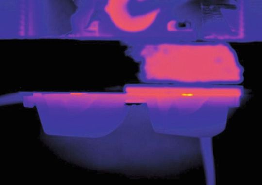Die Infrarot-Thermografie erlaubt Aussagen über die Temperaturverteilung innerhalb einer Sekundäroptik. Das Bild zeigt den Querschnitt einer LED. Die Infrarot-Thermografie erlaubt Aussagen über die Temperaturverteilung innerhalb einer Sekundäroptik. Das Bild zeigt den Querschnitt einer LED.