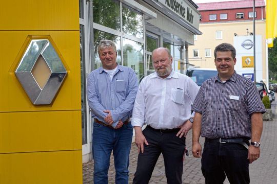 V. li.: Attribut-Projektleiter Jörn Zingelmann und Attribut-Geschäftsführer Rolf Bastian haben während der Pilotierung eng mit Marco Mohr, Geschäftsführer des Elmshorner Autohauses Autoservice Mohr zusammengearbeitet. V. li.: Attribut-Projektleiter Jörn Zingelmann und Attribut-Geschäftsführer Rolf Bastian haben während der Pilotierung eng mit Marco Mohr, Geschäftsführer des Elmshorner Autohauses Autoservice Mohr zusammengearbeitet.