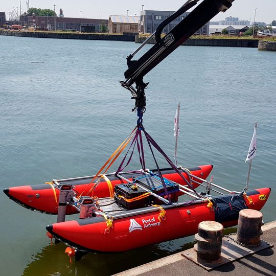 Die „Echodrone“ kann mit detaillierten Informationen aus der Cloud völlig unabhängig navigieren, ohne sich auf Onboard-Sensoren verlassen zu müssen. Die „Echodrone“ kann mit detaillierten Informationen aus der Cloud völlig unabhängig navigieren, ohne sich auf Onboard-Sensoren verlassen zu müssen.