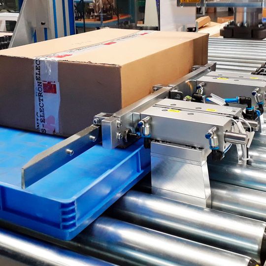 BOS erkennt dank vorgeschaltetet Bildverarbeitung, ob es sich um eine Kartonage oder ein Behältergebinde auf dem Tablar handelt. BOS erkennt dank vorgeschaltetet Bildverarbeitung, ob es sich um eine Kartonage oder ein Behältergebinde auf dem Tablar handelt.