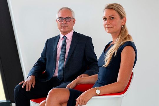 Alice Göpel übernimmt die Position der Geschäftsführung der GÖPEL electronic GmbH und löst damit ihren Vater Holger Göpel ab, der das Unternehmen seit 1991 leitete. Alice Göpel übernimmt die Position der Geschäftsführung der GÖPEL electronic GmbH und löst damit ihren Vater Holger Göpel ab, der das Unternehmen seit 1991 leitete.