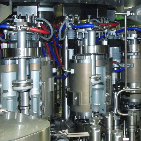 Das aseptische Gebläse des ABF 1.2 ist in einen mikrobiologischen Isolator eingeschlossen, der ein aseptisches Ausblasen der sterilisierten Preforms ohne die Gefahr einer Rekontamination ermöglicht. Das aseptische Gebläse des ABF 1.2 ist in einen mikrobiologischen Isolator eingeschlossen, der ein aseptisches Ausblasen der sterilisierten Preforms ohne die Gefahr einer Rekontamination ermöglicht.
