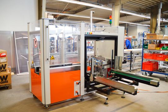 Kartonauffalter sind ein zentrales Element vieler Anlagen von Heripack. Das Unternehmen setzt hier künftig standardmäßig die Kleinsteuerung Vipa Micro PLC ein. Kartonauffalter sind ein zentrales Element vieler Anlagen von Heripack. Das Unternehmen setzt hier künftig standardmäßig die Kleinsteuerung Vipa Micro PLC ein.