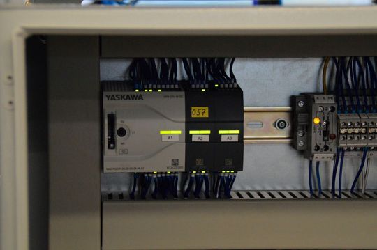 Neuerdings kommt bei Heripack die Micro PLC von Yaskawa zum Einsatz. Alle Prozessschritte des Auffalters werden über die neue Kleinsteuerung gesteuert. Sie ist extrem kompakt und lässt viel Platz im Schaltschrank.