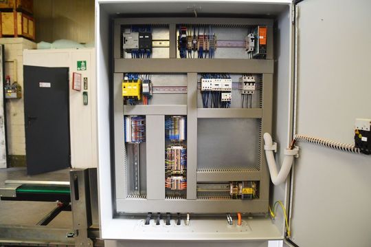 Theoretisch könnte man hier einen kleineren Schaltschrank wählen. Allerdings ist dieser Aufrichter nur ein Teil der gesamten Anlage, so dass der freie Platz später noch für die Steuerung weiterer Elemente genutzt werden kann.