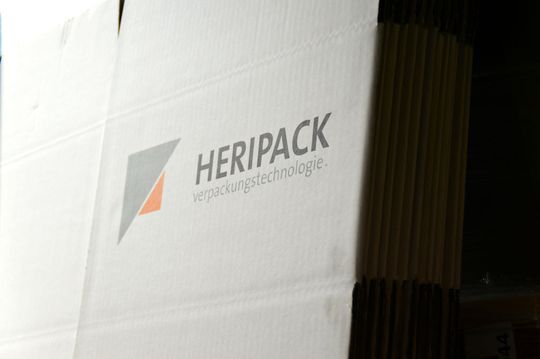 So flach werden die Kartonagen in das Magazin eingelegt.