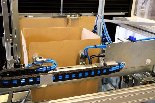 ... die Bodenlaschen werden gefaltet und geklebt ...