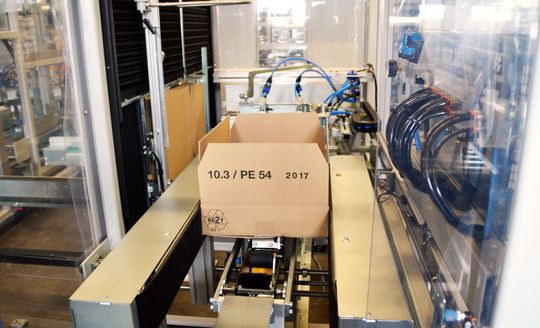 ... und schließllich der fertige Karton nach draußen transportiert.