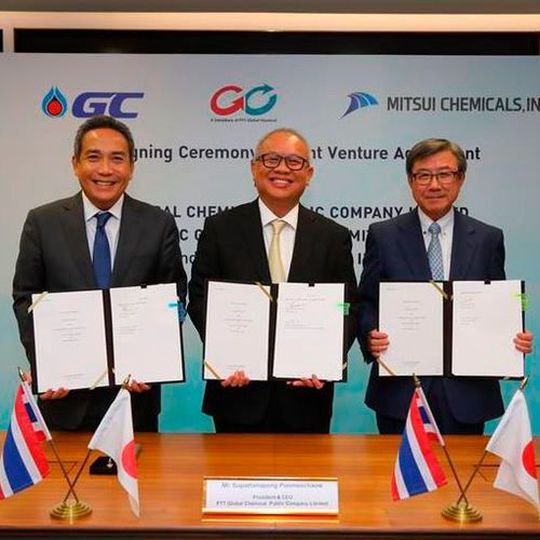 Supattanapong Punmeechaow, President & CEO of PTT Global Chemical; Patiparn Sukorndhaman, Chairman of the Board of Directors of Tocgc; and Tsutomu Tannowa, President & CEO, Mitsui Chemicals sign the joint venture agreements. Supattanapong Punmeechaow, President & CEO of PTT Global Chemical; Patiparn Sukorndhaman, Chairman of the Board of Directors of Tocgc; and Tsutomu Tannowa, President & CEO, Mitsui Chemicals sign the joint venture agreements.