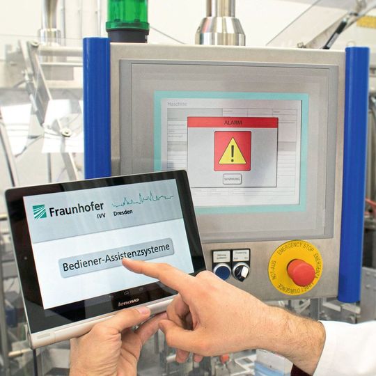Das selbstlernende Assistenzsystem SAM unterstützt Maschinenbediener bei der Fehlerbehebung in Produktionsanlagen. Das selbstlernende Assistenzsystem SAM unterstützt Maschinenbediener bei der Fehlerbehebung in Produktionsanlagen.