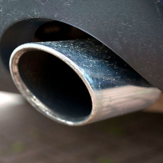 Der automobile Leichtbau soll zum Umweltschutz beitragen, indem etwa der Kraftstoffverbrauch gesenkt wird. Der automobile Leichtbau soll zum Umweltschutz beitragen, indem etwa der Kraftstoffverbrauch gesenkt wird.