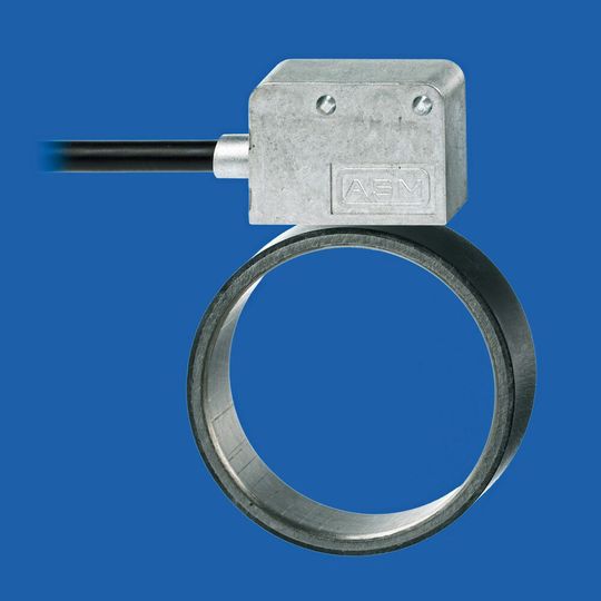 Robuster magnetischer Inkremental-Encoder: Das Posirot-PMIS4/PMIR7-Messsystem besteht aus einem Sensorkopf PMIS4 und einem Magnetring PMIR7 mit magnetischer Indexmarkierung. Der Sensorkopf besteht aus Metall und ist komplett geschlossen. Robuster magnetischer Inkremental-Encoder: Das Posirot-PMIS4/PMIR7-Messsystem besteht aus einem Sensorkopf PMIS4 und einem Magnetring PMIR7 mit magnetischer Indexmarkierung. Der Sensorkopf besteht aus Metall und ist komplett geschlossen.