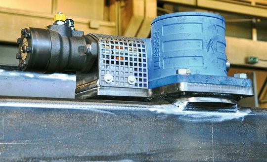 Die Spindelhubelemente SHE 25 von Pfaff-silberblau dienen dem Heben und Senken der Einbaubohle.